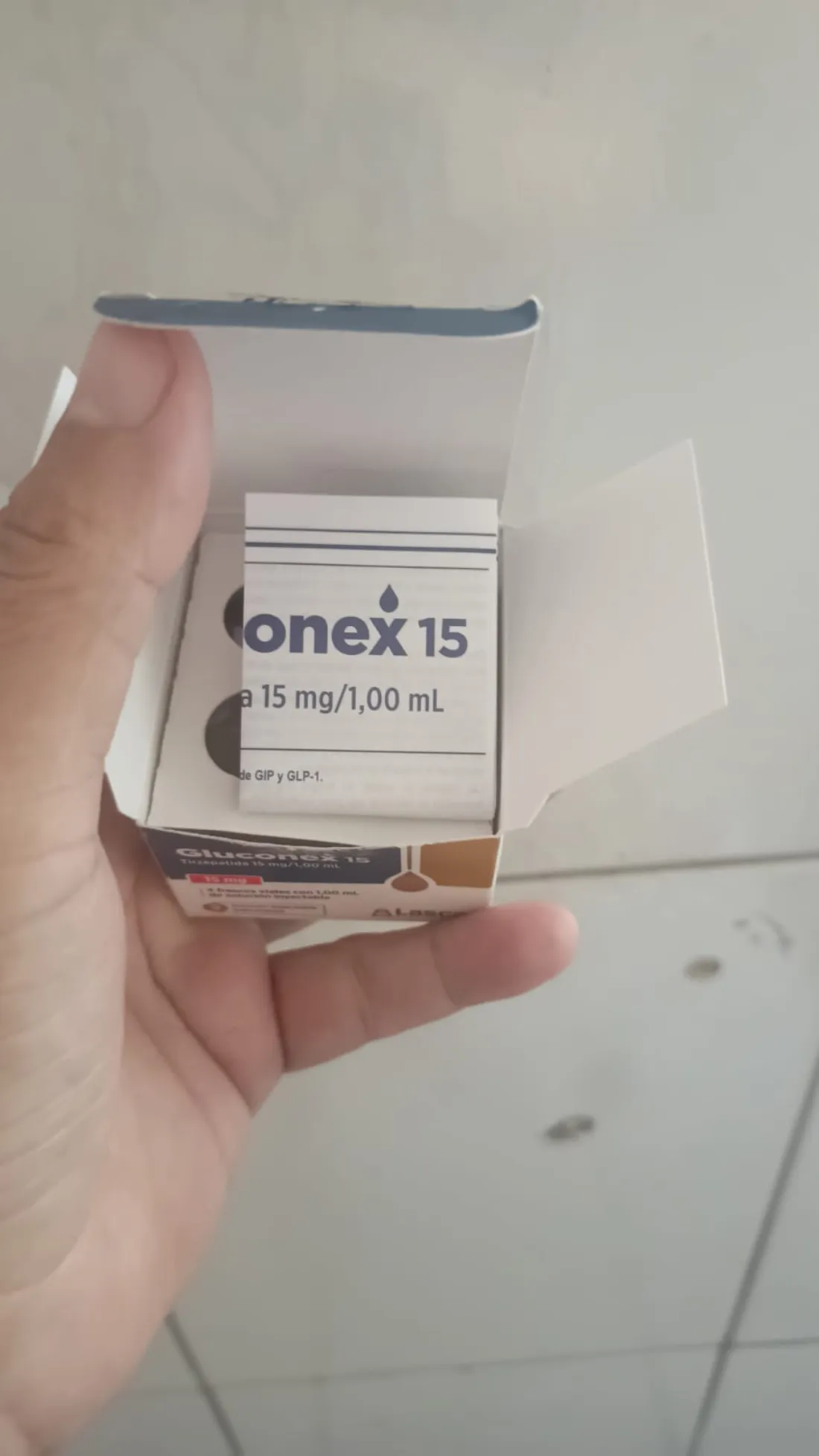 Caixa de Gluconex 15 aberta mostrando o folheto com a concentração de 15 mg/1,00 mL