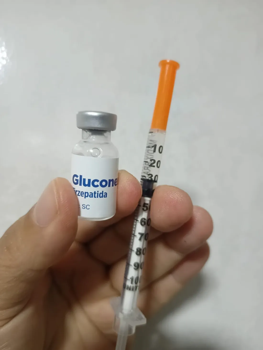 Frasco de Gluconex tirzepatida ao lado da seringa de insulina