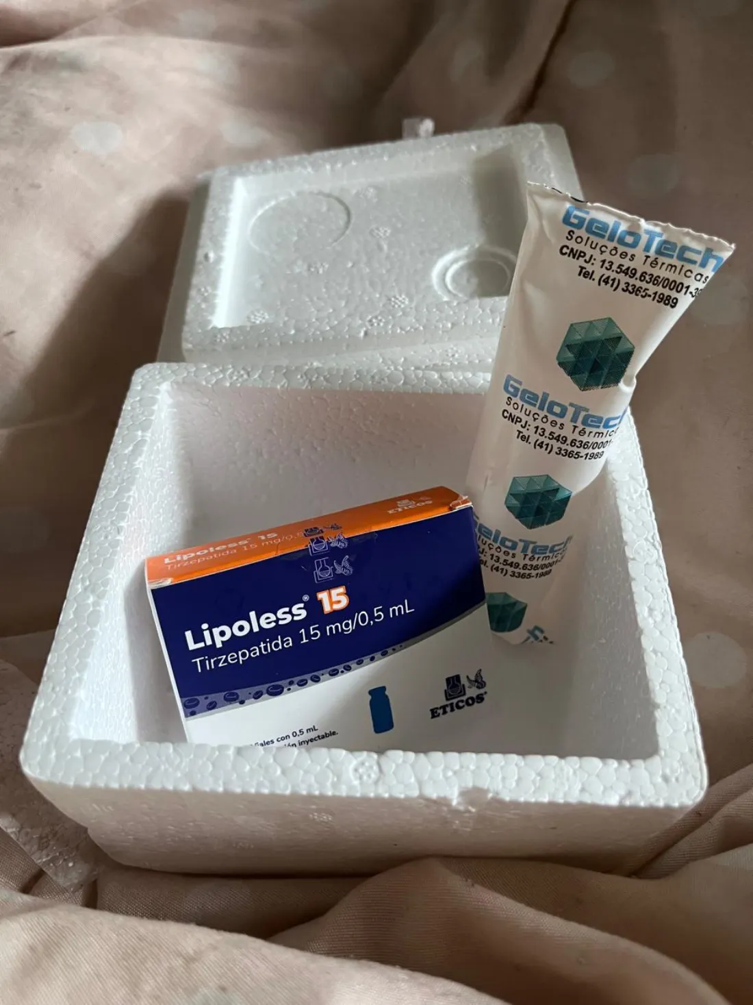 Caixa de Lipoless 15 dentro da caixa térmica, ao lado da bolsa de gelo, no momento da entrega