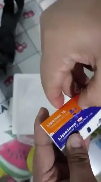 Vídeo abrindo a encomenda de Lipoless 15, do lacre da caixa térmica até os frascos