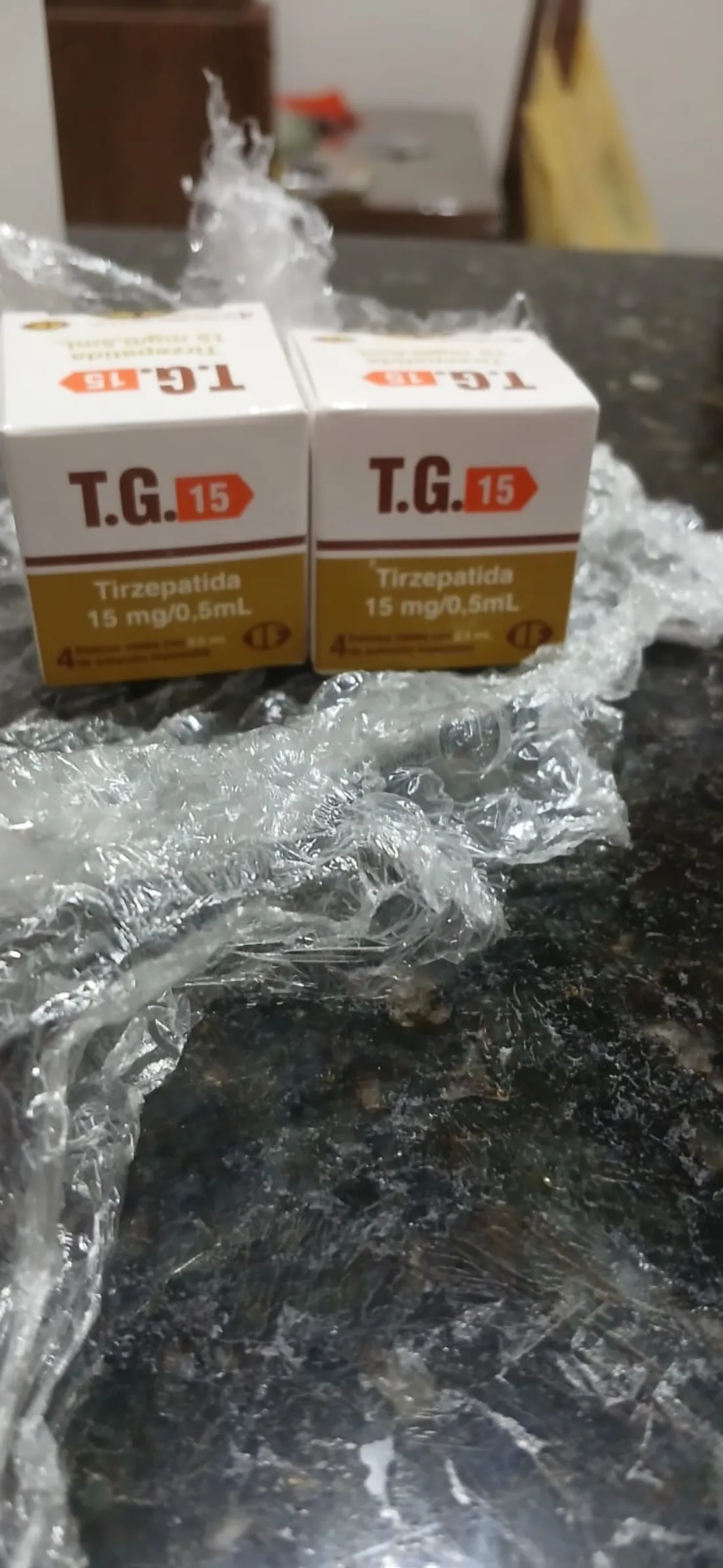 Duas caixas de T.G. 15 sobre a bancada, ainda com o plástico da embalagem