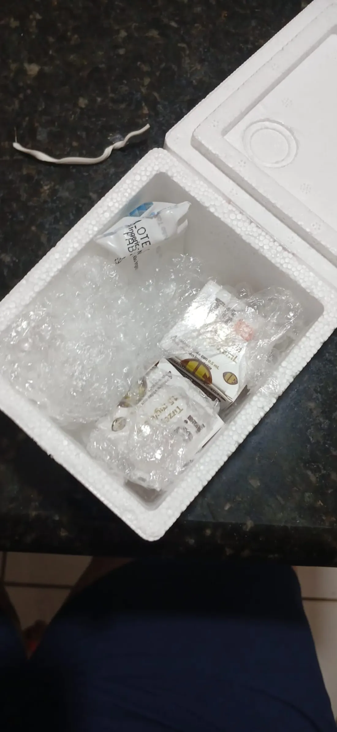 Interior da caixa térmica com plástico bolha protegendo o produto
