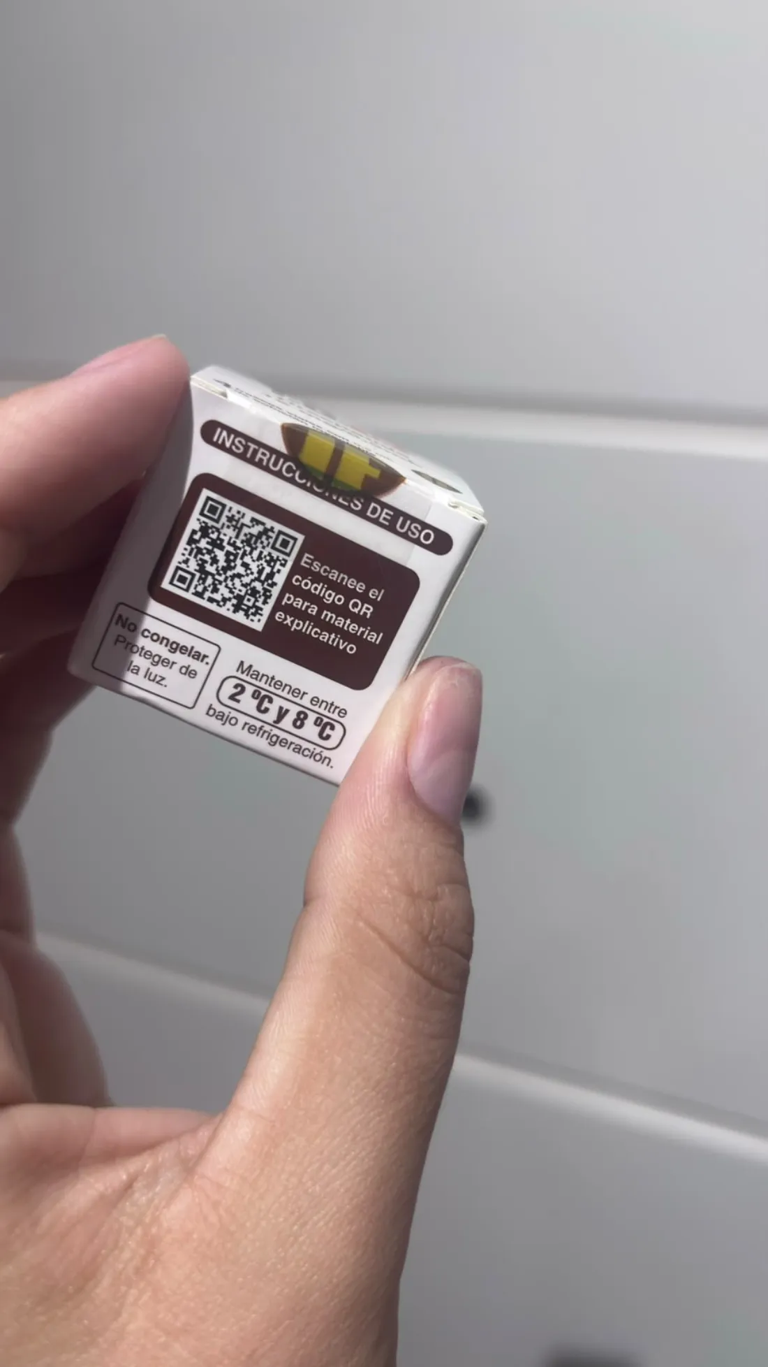 Instruções de uso na caixa do T.G. 15: manter entre 2 °C e 8 °C, não congelar