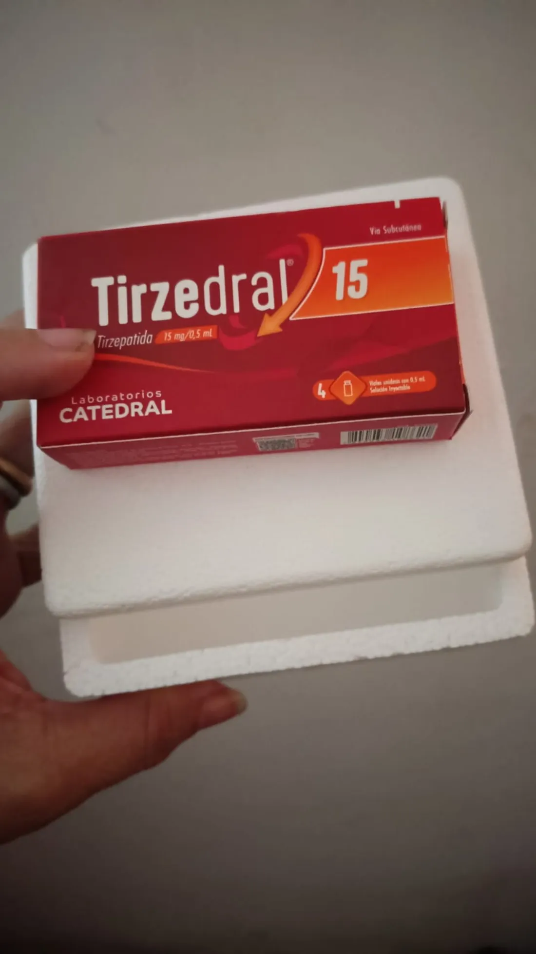 Caixa de Tirzedral 15 do Laboratório Catedral sobre a embalagem térmica recebida