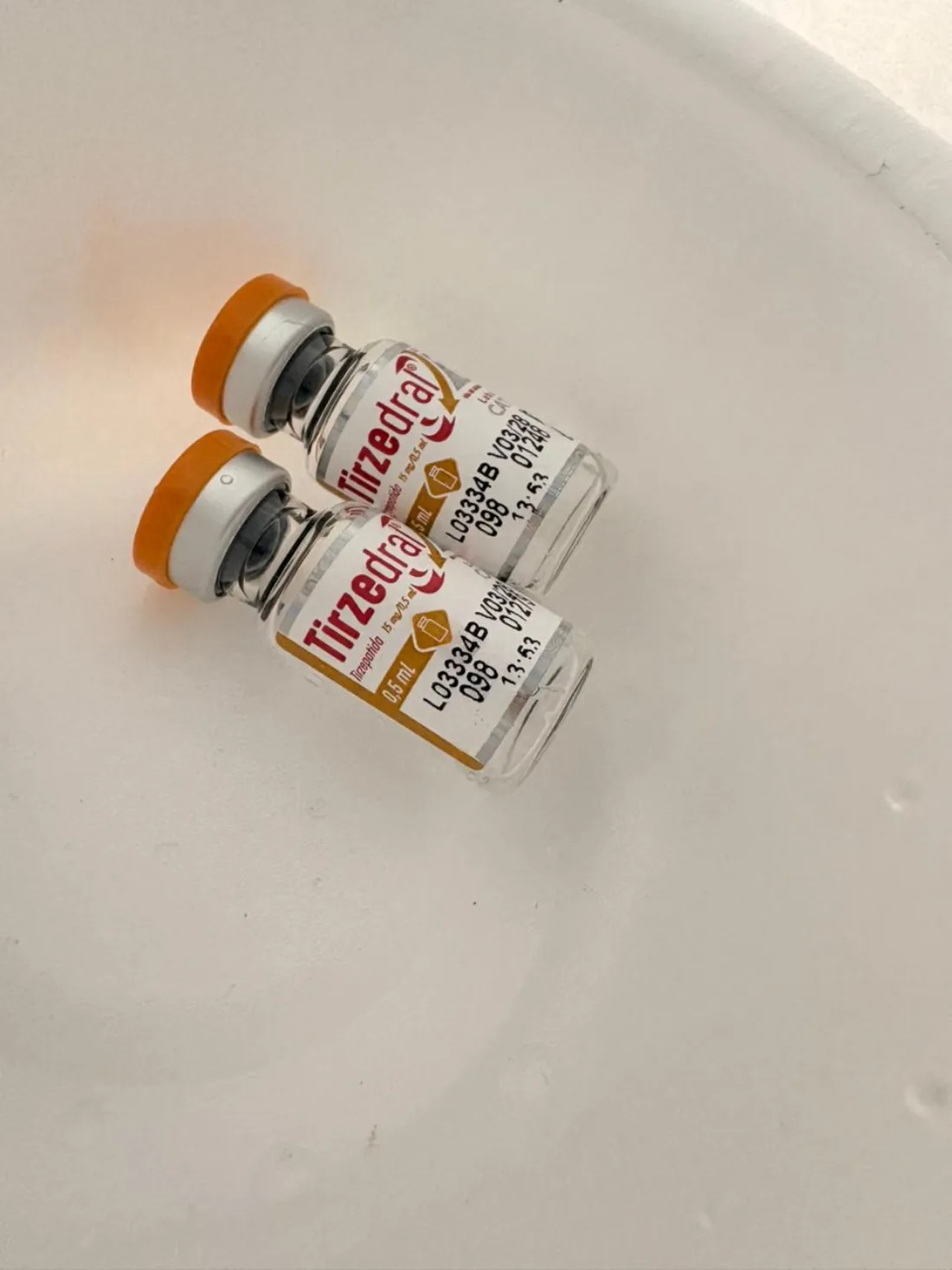 Dois frascos de Tirzedral 15 mg/0,5 mL lacrados, com lote e validade visíveis